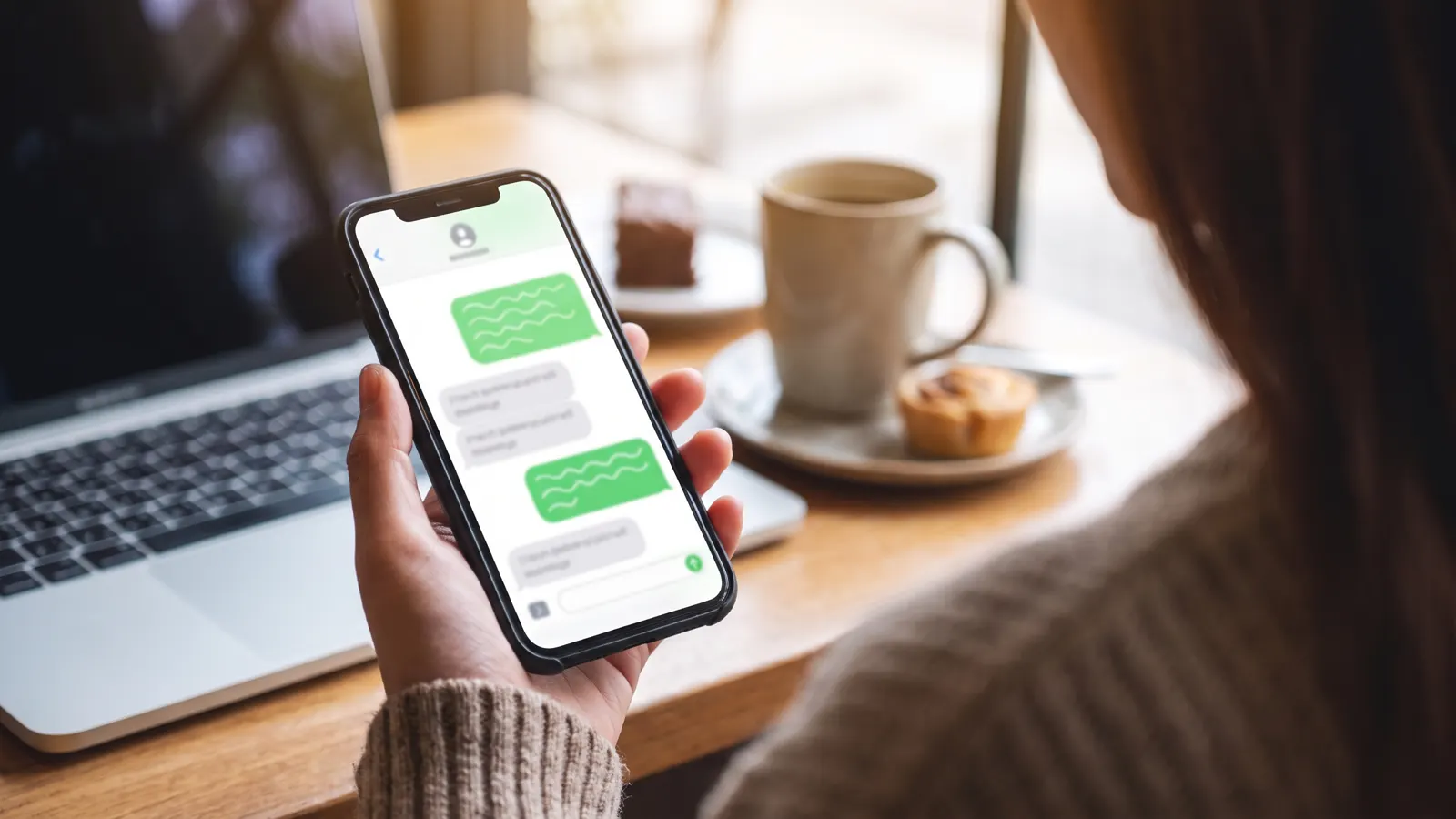 Persona leyendo en el celular una conversación con su diseñador web